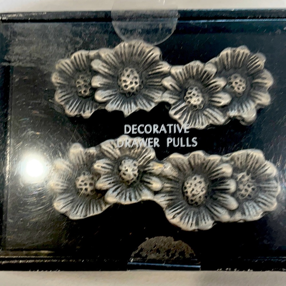 Decorative drawer pulls flowers